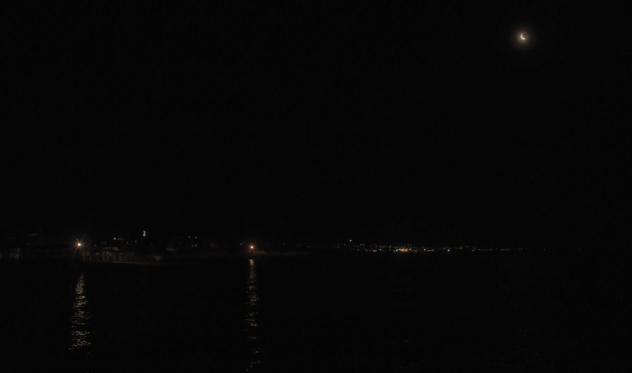 Una notte sospesa tra cielo e mare: leclissi lunare al pontile